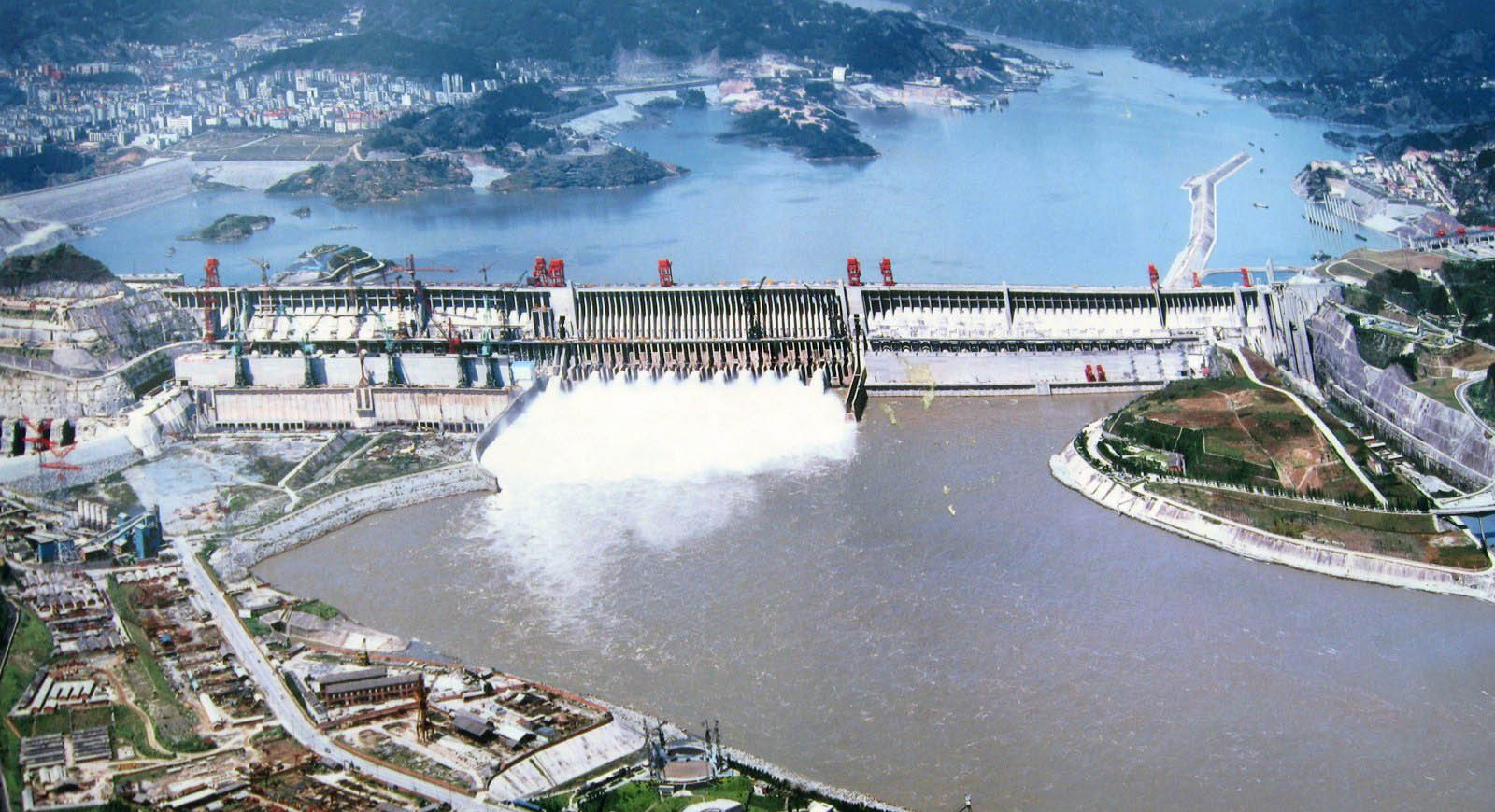 В какой стране крупнейшая гэс. Плотина на Янцзы. ГЭС три ущелья Китай. ГЭС на Янцзы. Самая большая ГЭС В мире три ущелья.