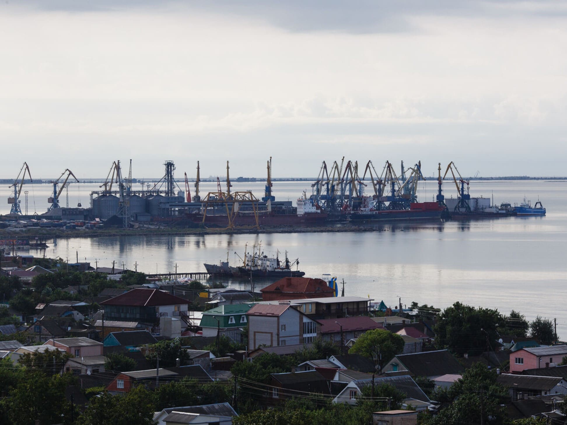В морських портах України заблоковані майже 70 суден під іноземним прапором, в тому числі в Маріупольському порту — шість суден