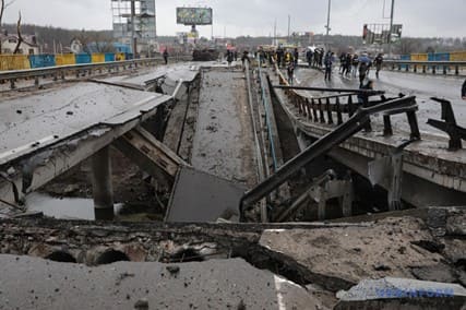 Через війну по всій Україні зруйновано 23 тис. км доріг і 273 мостів та шляхопроводів.