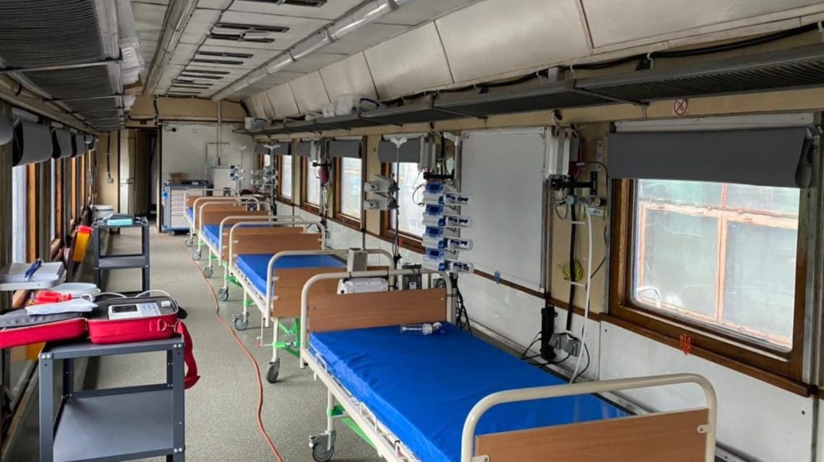 За два місяці медичні потяги перевезли тисячу поранених та хворих жителів Донбасу