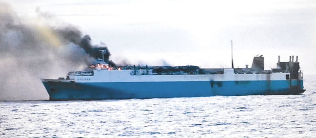 В Японском море сгорело российское судно-ролкер «Ангара», на борту которого находилось 570 легковых автомобилей