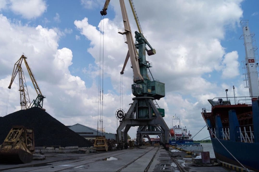 Росіяни безкінченно намагаються відновити роботу портів Херсон та Скадовськ для вивезення краденого зерна