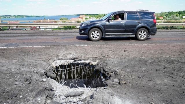 Російські окупанти не мають змоги швидко відновити Антонівський міст за відсутності техніки, фахівців та документації