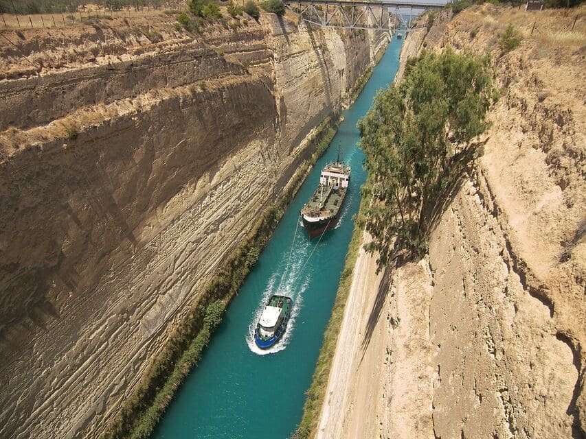 Вперше за півтора року у Греції відкрився Коринфський канал для судноплавства 