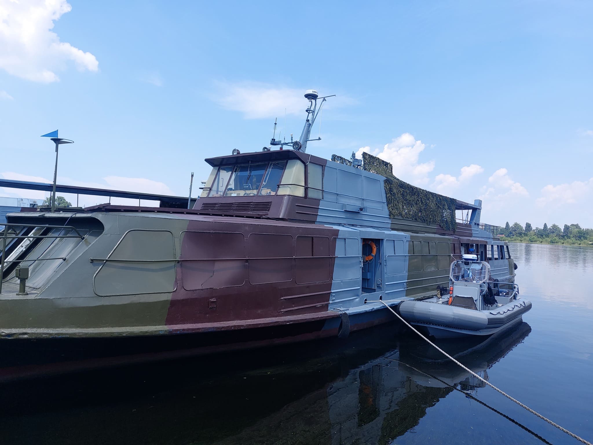 Річковий теплохід переробили в десантний катер для оборони на Дніпрі (фото)