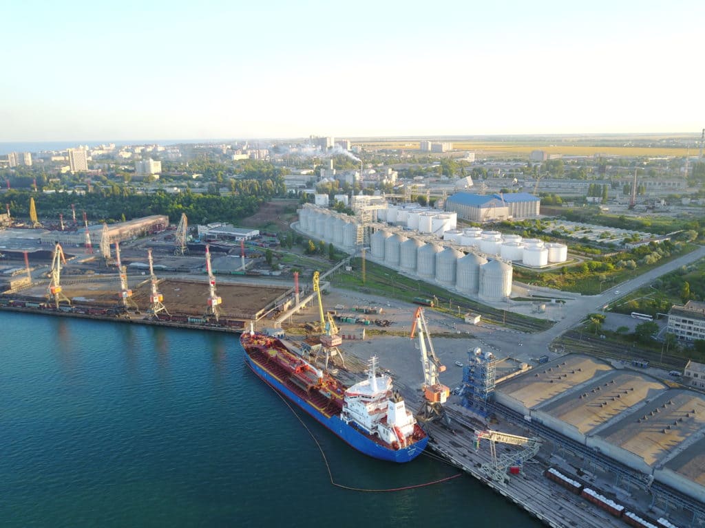 Перше судно з українським зерном буде випущено з порту Чорноморськ 