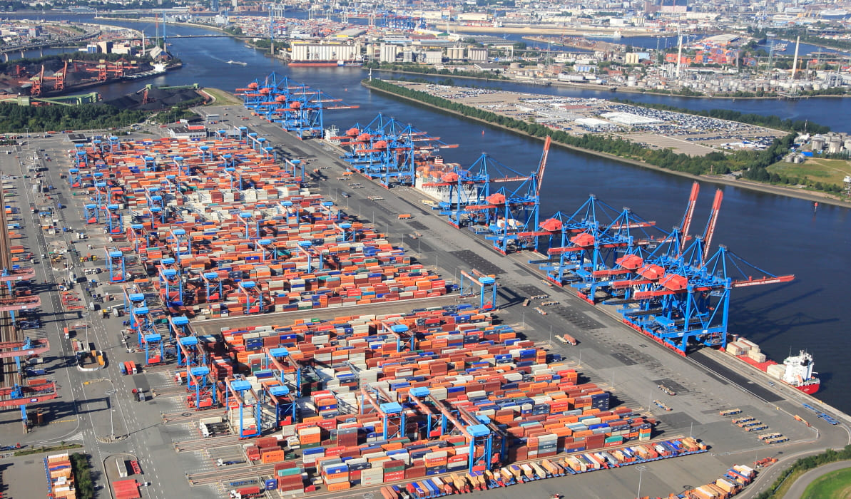 Перші берегові електростанції будуть побудовані для контейнеровозів, які прибувають у порт Гамбург