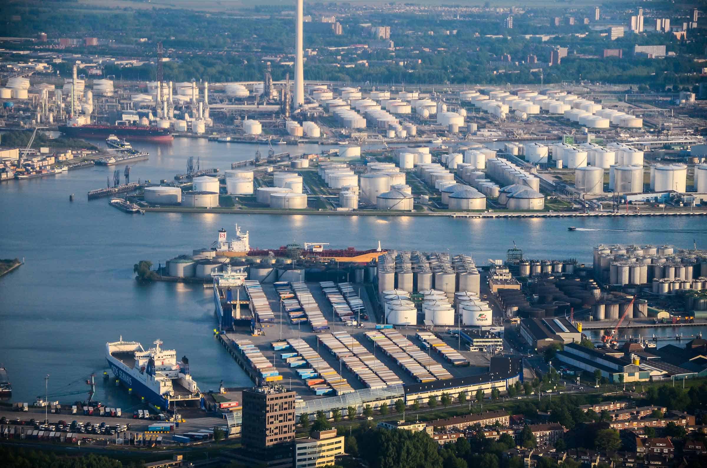 Порт Роттердама, найбільший порт у Європі та один із лідерів з вантажообігу у світі, заявив про припинення перевезень до росії та з неї