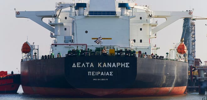 Грецькі судновласники намагаються встигнути перевезти якомога більше російської нафти перед ембарго