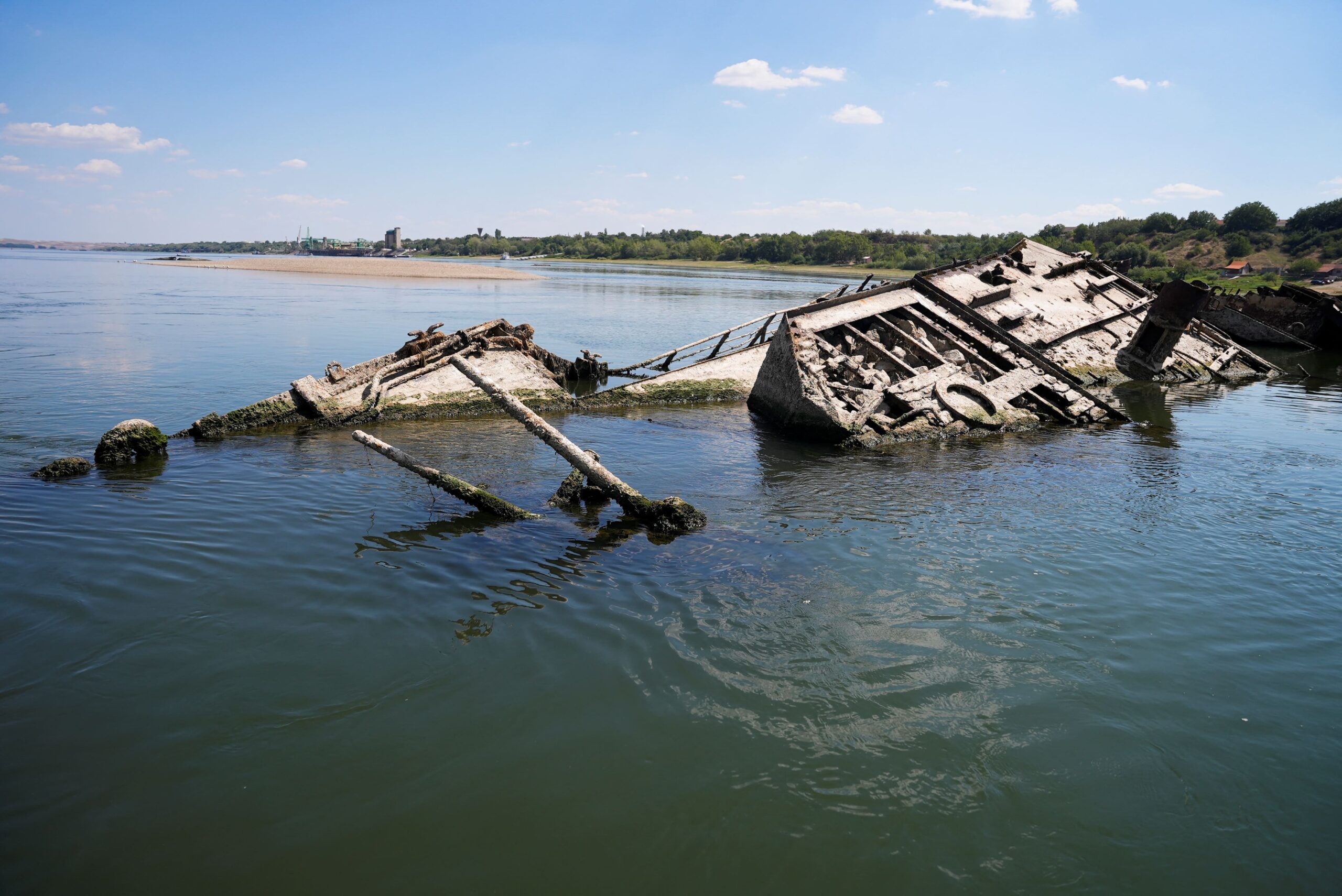 Рекордно низький рівень на Дунаї дозволив виявити затонулі німецькі кораблі часів Другої світової війни