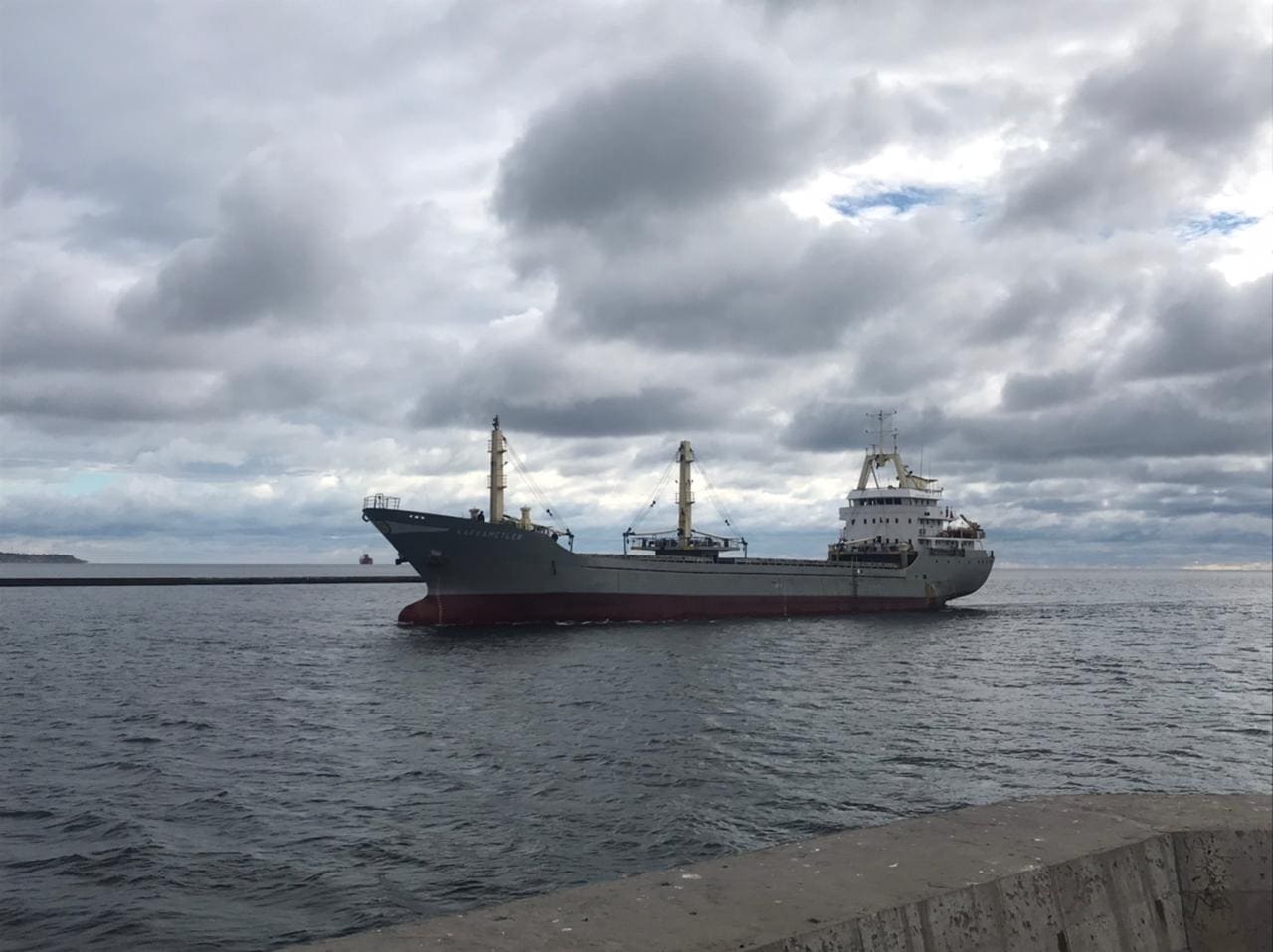 Того ж дня з порту «Південний» вирушило друге судно, зафрахтоване WFP. На борту балкера Karteria 37,5 тис. тонн пшениці для потреб населення Ємену. 