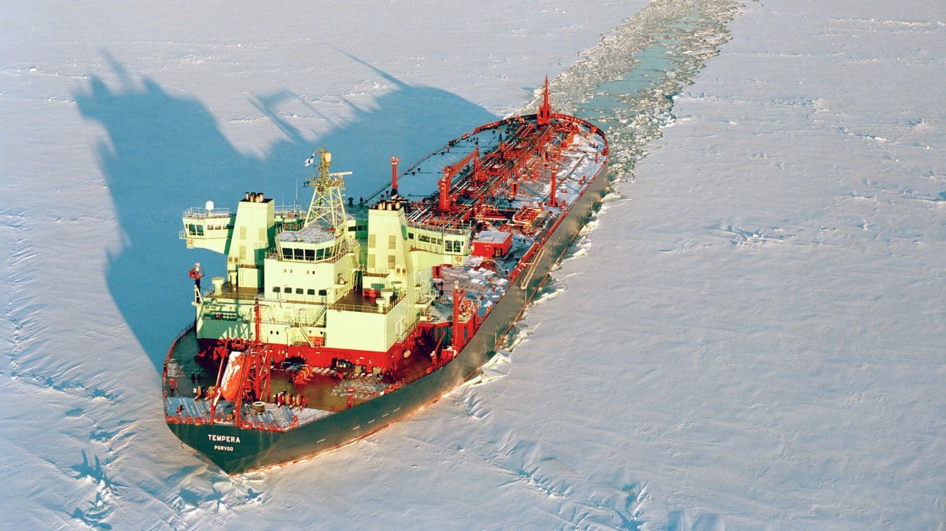 Судновласники почали рекордно скуповувати танкери льодового класу 