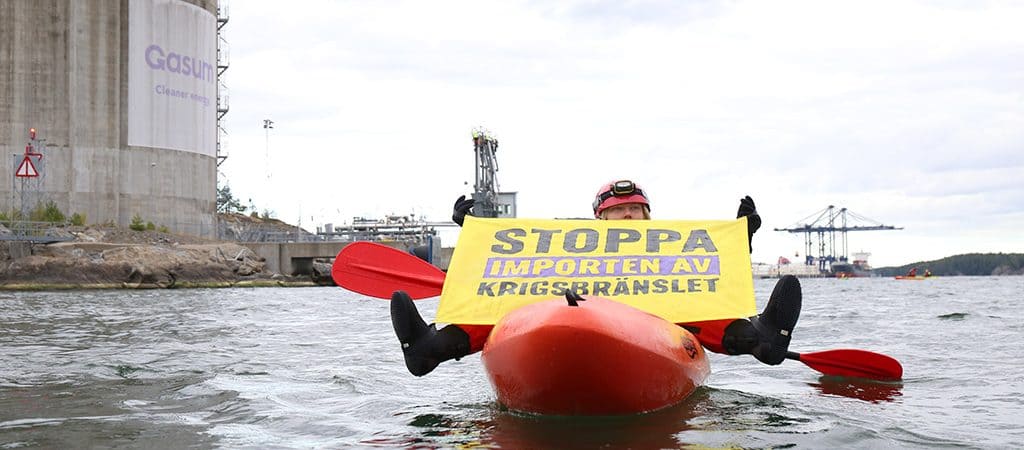Через блокування порту газовий танкер Coral Energy був змушений розвернутися та знову взяти курс на Балтійське море.