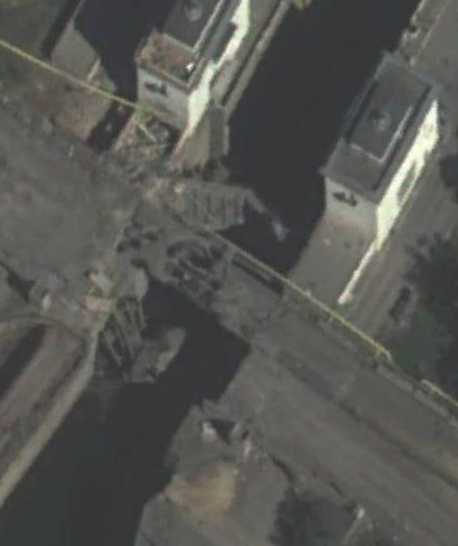 Відзначимо, що в соцмережах поширюється знімок, на якому чітко видно, що секція мосту біля Каховської ГЕС зазнала дуже значних руйнувань.