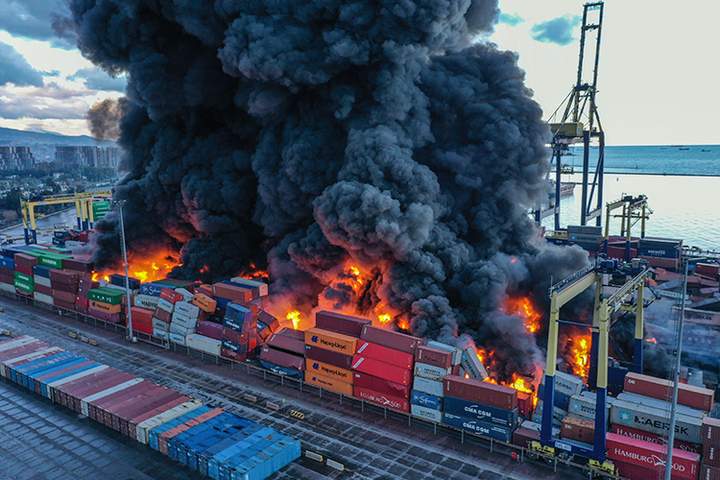 Через землетрус у порту Іскендерун почалася масштабна пожежа 